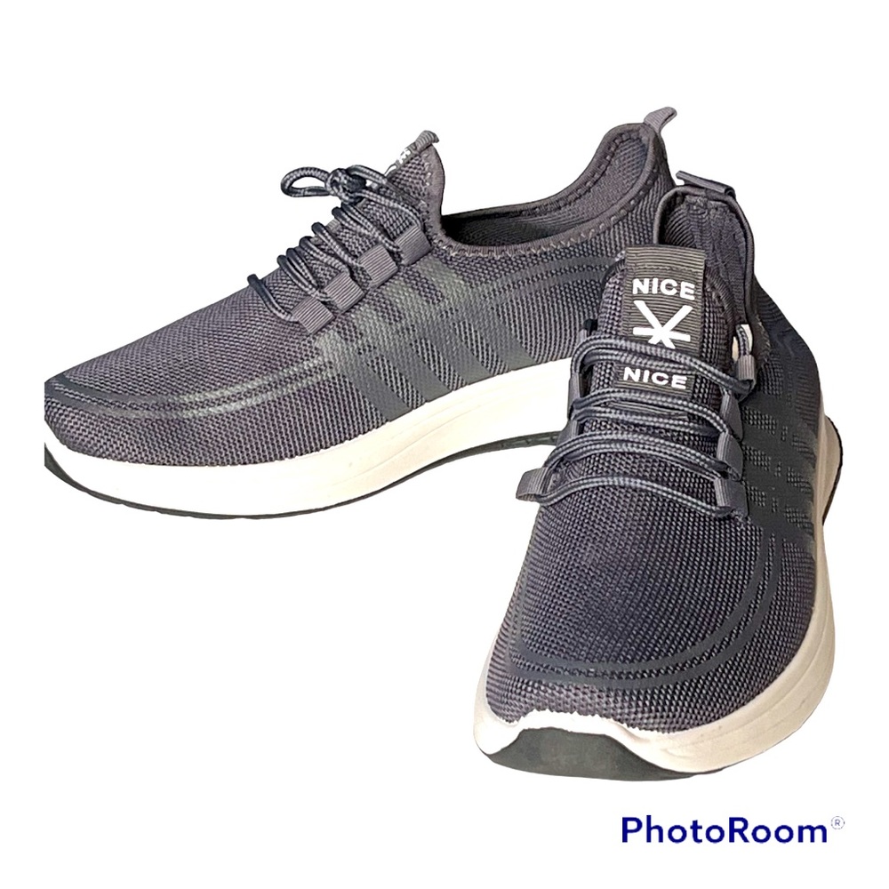 Marco Vitale Sneakers Men’s size 9, new without box. Light gray color.